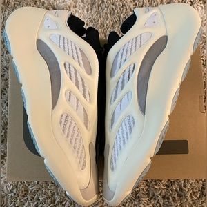 Adidas Yeezy 700 V3 Azael men’s size 11
